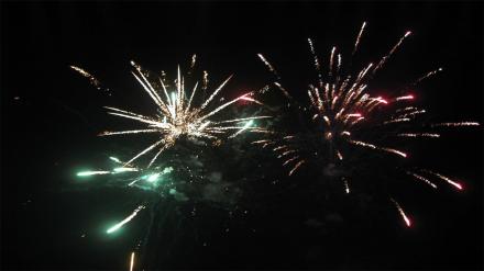 Pesta kembang api menyemarakkan malam lebaran Hari ke 7